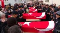 salat jenazah korban gempa di Turki Warga menghadiri salat jenazah korban gempa Mustafa Mercan, istri Nilhan dan bayi kembarnya Mehmet Ali dan Duru, 3, di Bayramic, Canakkale, Turki, Sabtu, 11 Februari 2023. (Foto: via AP)
