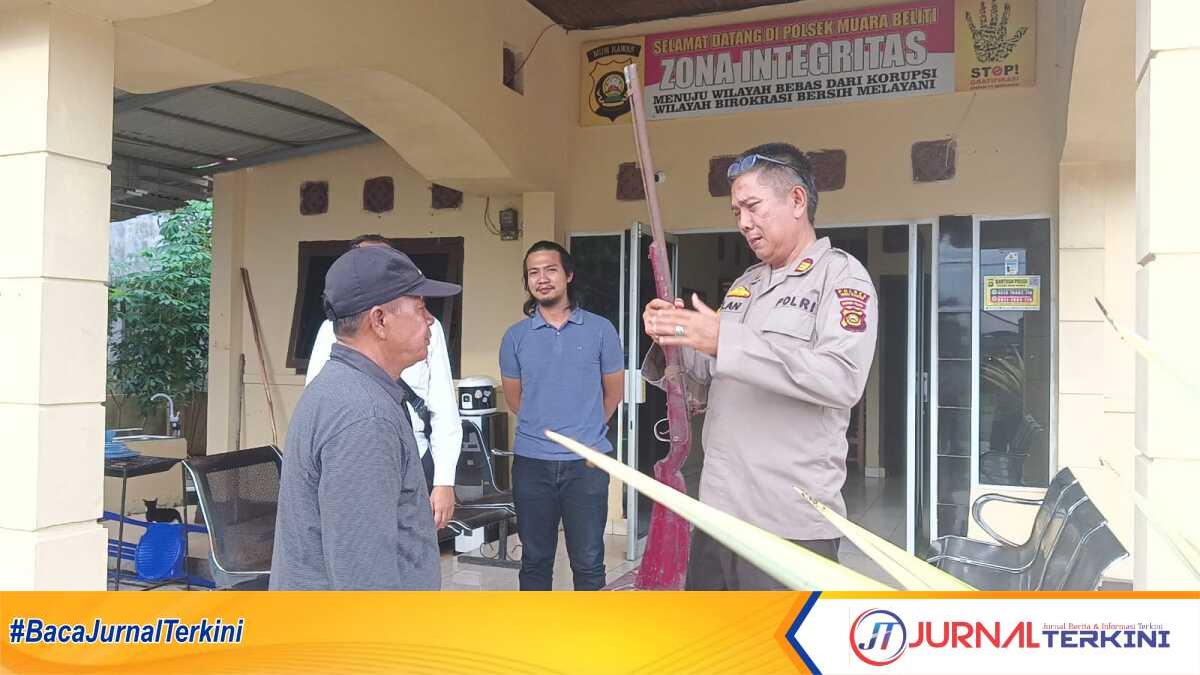 Kapolsek Muara Beliti AKP Elan Maruli Sitompul menerima sepucuk senjata api rakitan dari tokoh masyarakat M Nasir bin Mosik di Mapolsek Muara Beliti, Kamis (23/2/2023). (JurnalTerkini.id/Alam Budi Kesuma)