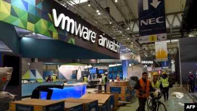 serangan ransomware di Eropa Sejumlah pengunjung berjalan melewati stan milik perusahaan VMware di Kongress Seluler Dunia di Barcelona, Spanyol, pada 20 Februari 2016. (Foto: AFP/Lluis Gene)