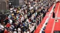 shalat gaib gempa di Turki dan Suriah Jemaah Jumat di Masjid Agung Istiqlal, Jakarta menggelar salat gaib untuk mendoakan para korban gempa di Turki dan Suriah, 10 Februari 2023. (REUTERS/Willy Kurniawan)