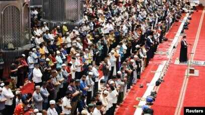 shalat gaib gempa di Turki dan Suriah Jemaah Jumat di Masjid Agung Istiqlal, Jakarta menggelar salat gaib untuk mendoakan para korban gempa di Turki dan Suriah, 10 Februari 2023. (REUTERS/Willy Kurniawan)
