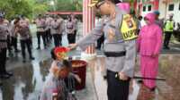 siram air bunga polres natuna Kapolres Natuna AKBP Nanang Budi Santosa SIK saat melakukan penyiraman air bunga kepada Bintara remaja yang baru bertugas di Natuna, Senin (13/2/2023). (Foto/ist)