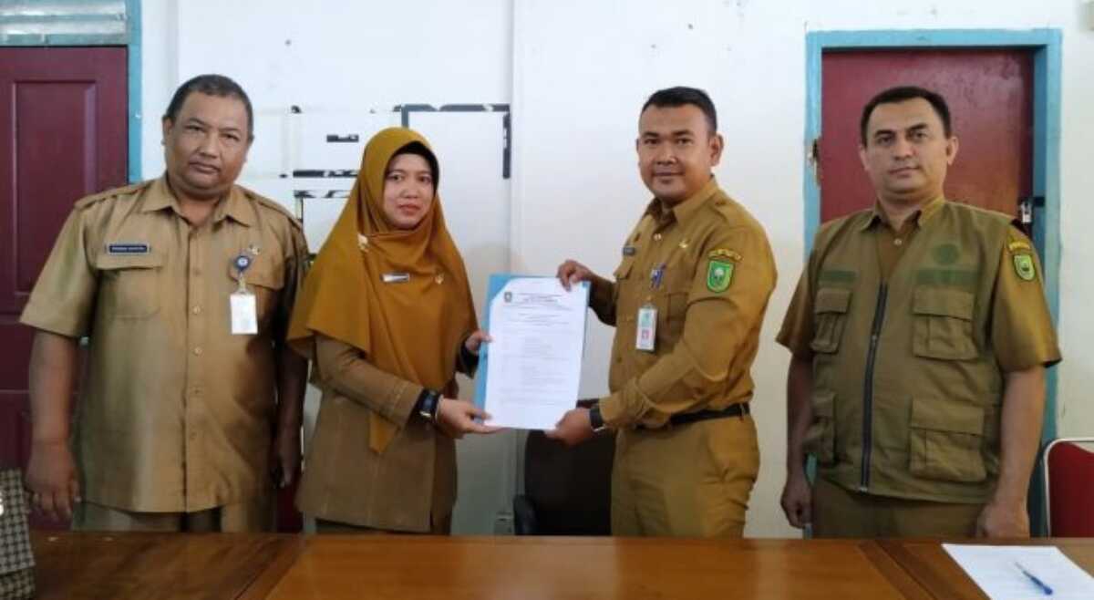 Kadiskominfo Natuna Bukhary (kanan) menerima surat magang siswa SMAN 3 Anambas di kantornya Selasa (21/2/2023). (Foto istimewa)