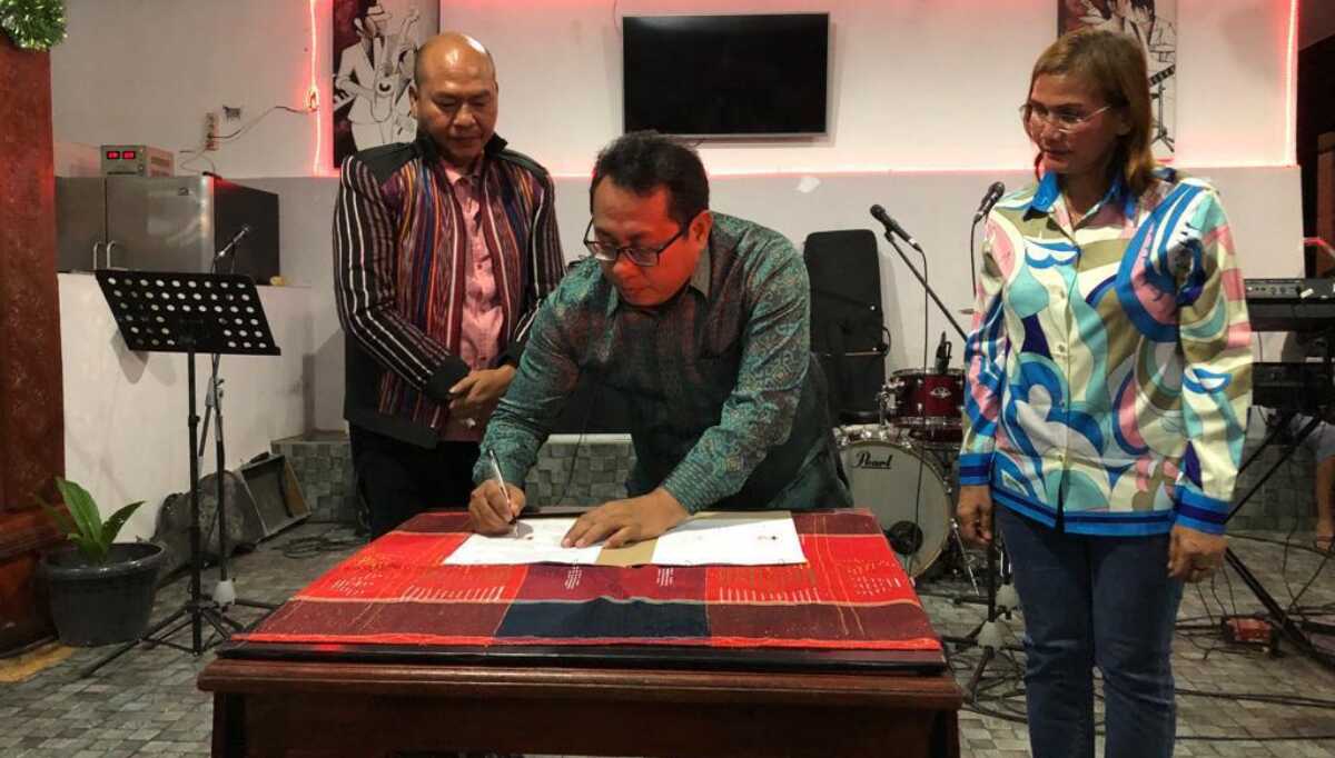 Ketua Umum SMSI Firdaus menandatangani perjanjian kerjasama dengan Bupati Tapanuli Utara Nikson Nababan tentang Pelaksanaan Peranan SMSI dalam Publikasi Pendirian Universitas Tapanuli Raya di Kabupaten Taput, Provinsi Sumut di aula Hotel GNB, Muara, Sabtu (4/2/2023) malam. (Dok SMSI)