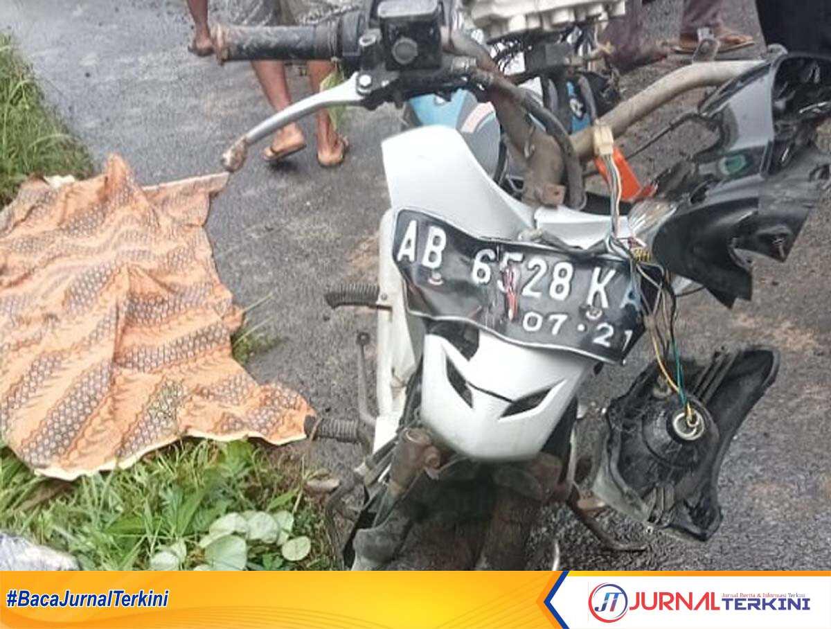Motor Honda Supra Fit yang dikendarai Boyran ringsek akibat tabrakan dengan seorang pelajar D, pengendara Honda CB dalam kecelakaan di Desa Leban jaya, Kecamatan Muara Beliti, Kabupaten Musi Rawas, Rabu (22/2/2023). (JurnalTerkini.id/alam budi kesuma)