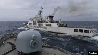 tni patroli terbatas di natuna utara Kapal Garda Pantai Tiongkok tampak dari kapal TNI AL saat patroli di Zona Ekonomi Eksklusif Indonesia di utara Pulau Natuna, 11 Januari 2020. (Foto: Risyal Hidayat/Antara via Reuters)