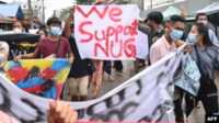 unjuk rasa di Yangon Myanmar Pengunjuk rasa memegang spanduk untuk mendukung Pemerintah Persatuan Nasional (NUG) saat berunjuk rasa menentang kudeta militer di Yangon, Myanmar, 7 Juli 2021 (Dok. VOA)