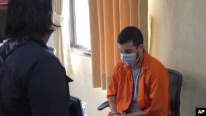 Buronan Australia Antonio Strangio menunggu pemeriksaan di Mapolres Denpasar, Bali, Rabu, 8 Februari 2023. Polisi di pulau resor Bali telah menahan Strangio yang dicari oleh Italia sejak 2016 atas tuduhan perdagangan narkoba. (Foto AP)