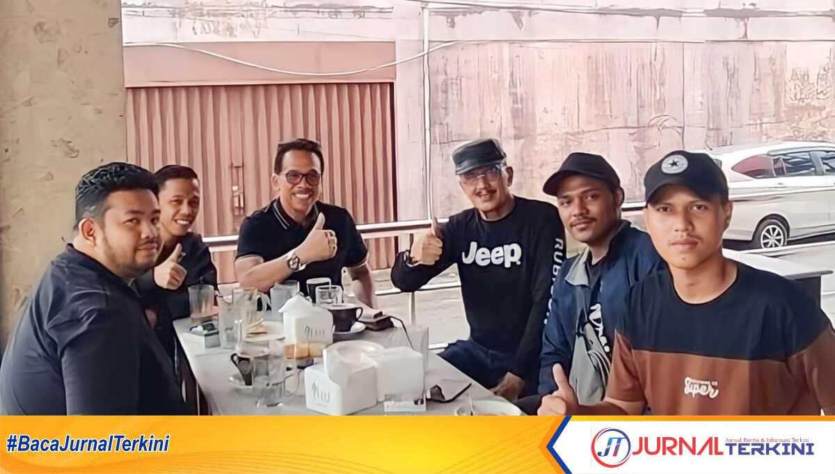 Hamid Rizal tengah berbincang-bincang santai dengan warga. (Foto: Anton Marulam/jurnalterkini.id)
