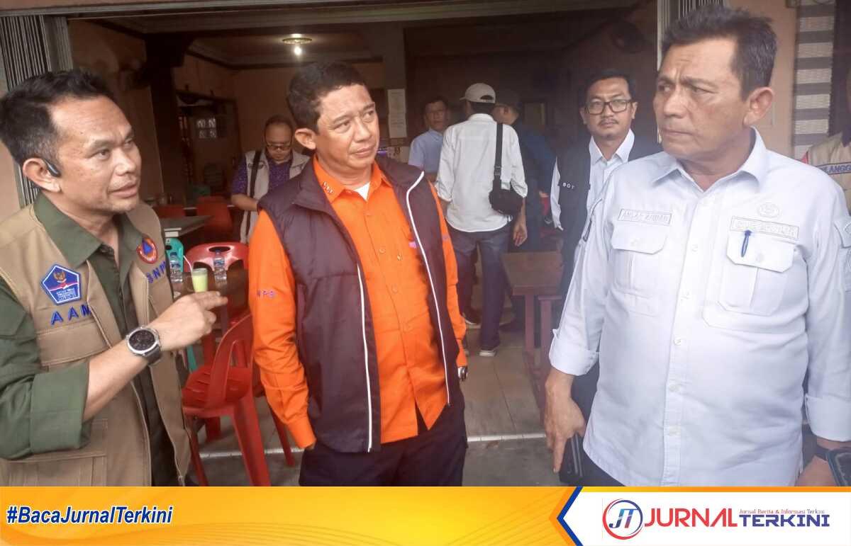 BNPB ke Serasan Kepala Badan Penangggulan Bencana Nasional (BNPB) RI Letjen TNI Suharyanto, Gubernur Kepri Ansar Ahmad, juru bicara BNPB Abdul Muhari dan Sekda Natuna Boy Widjanarko, Rabu (8/3/2023). (JurnalTerkini.id/J R Ronald)