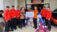 BRI bantu korban Longsor Natuna BRI Kepala Cabang Pembantu (KCP) Ranai Natuna, Yusuf saat menyerahkan bantuan, Rabu (8/3/2023) (Foto/ist)