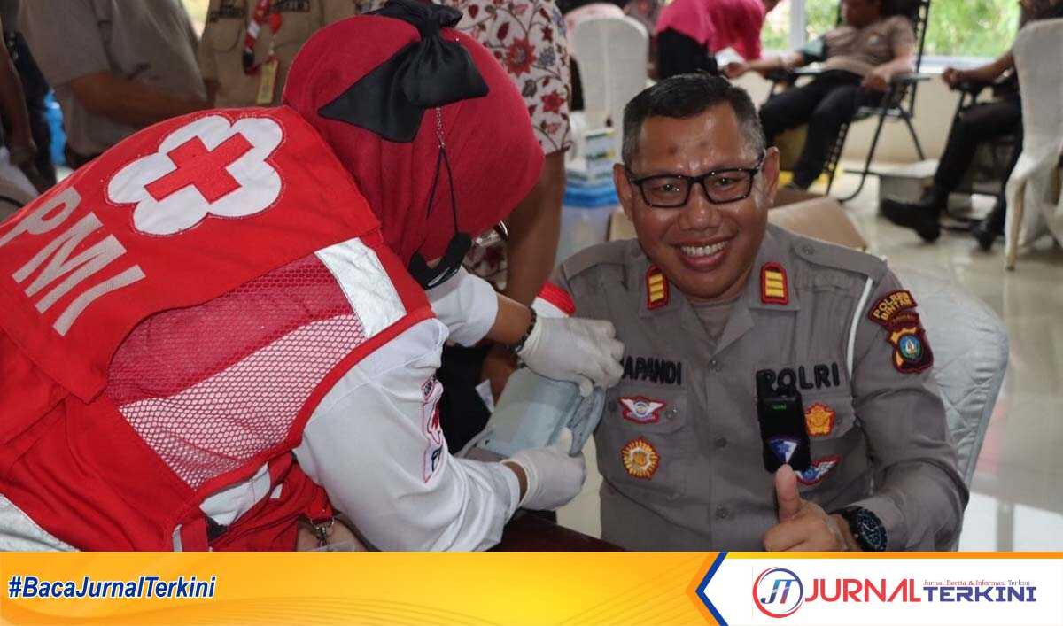 Sejumlah personil dari Polres Bintan tengah melakukan kegiatan donor darah. (Foto: Ist/Anton M/jurnalterkini.id)