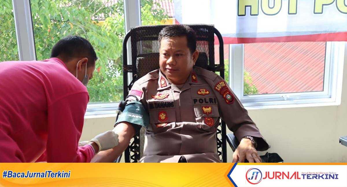 Bakti sosial polres bintan Wakapolres Bintan Kompol M Tahang, ikut melakukan aksi donor darah di Mapolres Bintan, Kamis (2/3/2023). (Foto: Ist/Anton M/jurnalterkini.id)