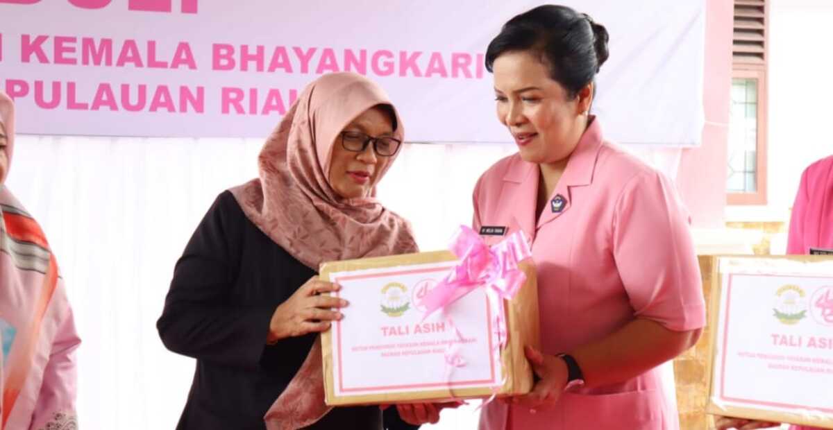 Bhayangkari Bintan Ketua Bhayangkari Kepri Ny Imelda Tabana Bangun mengunjungi Rumah Bahagia Bintan, Kamis (9/3/2023). (Foto: Ist/Anton Marulam/jurnalterkini.id)
