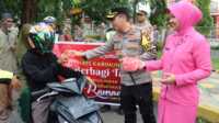 Bhayangkari Polres Karimun bagi takjil Kapolres Karimun AKBP Ryky W Muharam bersama Ketua Bhayangkari Cabang Karimun Ny Meity Ryky bagi-bagi takjil kepada pengendara yang melintas di depan Mapolres Karimun, Senin (27/3/2023). (Dok Humas Polres Karimun)