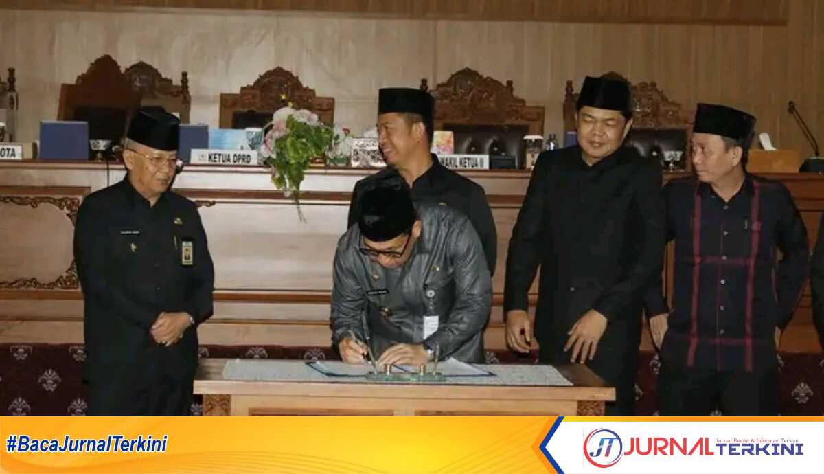 Wali Kota Lubuklinggau H SN Prana Pane menandatangani naskah pengesahan 4 raperda dalam paripurna DPRD Kota Lubuklinggau, Senin (6/3/2023). (JurnalTerkini.id/alam budi kesuma)