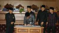 DPRD Lubuklinggau sahkan 4 ranperda Wali Kota Lubuklinggau H SN Prana Pane menandatangani naskah pengesahan 4 raperda dalam paripurna DPRD Kota Lubuklinggau, Senin (6/3/2023). (JurnalTerkini.id/alam budi kesuma)