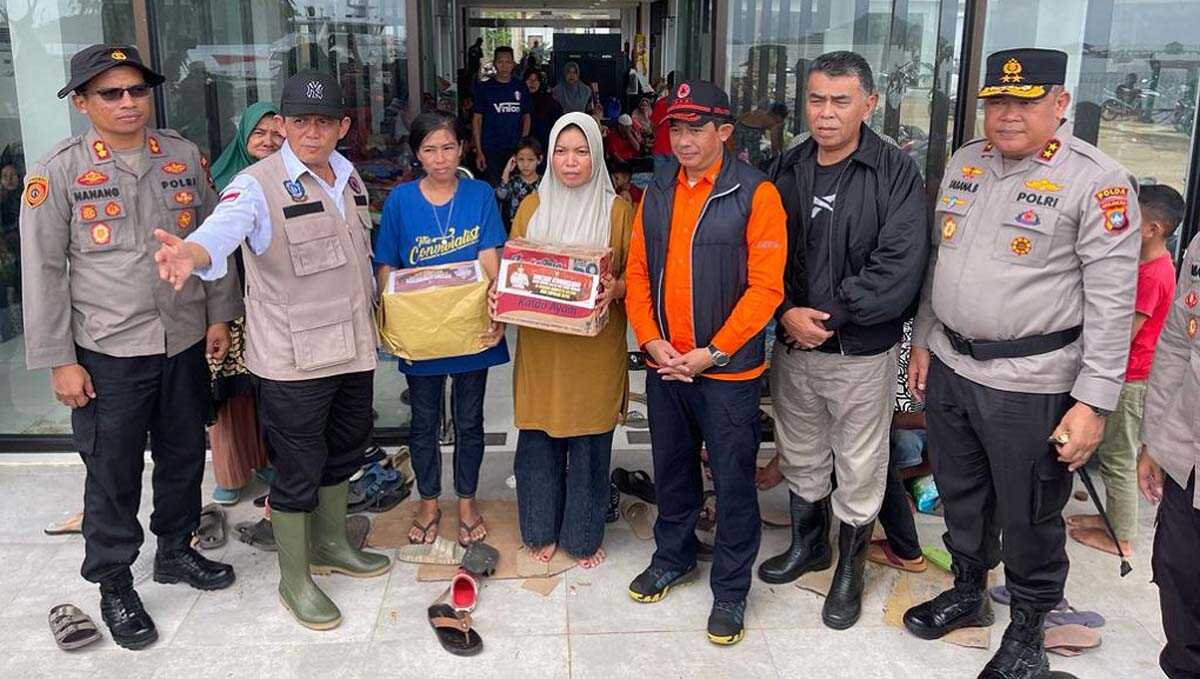 Gubernur Kepulauan Riau H. Ansar Ahmad menyerahkan bantuan dana sebesar Rp1 miliar kepada Pemka Natuna untuk korban longsor. Sedangkan BNPB menyerahkan bantuan berupa 5 unit motor dan 1 unit mobil dapur, Rabu (8/3/2023). (Foto: Istimewa/jurnalterkini.id)