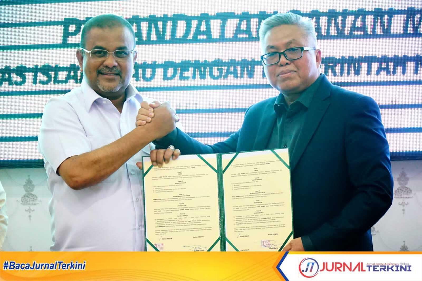 IMG-20230302-WA0106 Bupati Karimun Aunur Rafiq dan Wakil Rektor I UIR Dr. H. Syafhendry, M.Si memperlihatkan naskah MoU usai penandatanganan naskah tersebut di ruang rapat lantai II Rektorat UIR Pekanbaru, Kamis (2/3/2023). (Foto: istimewa)
