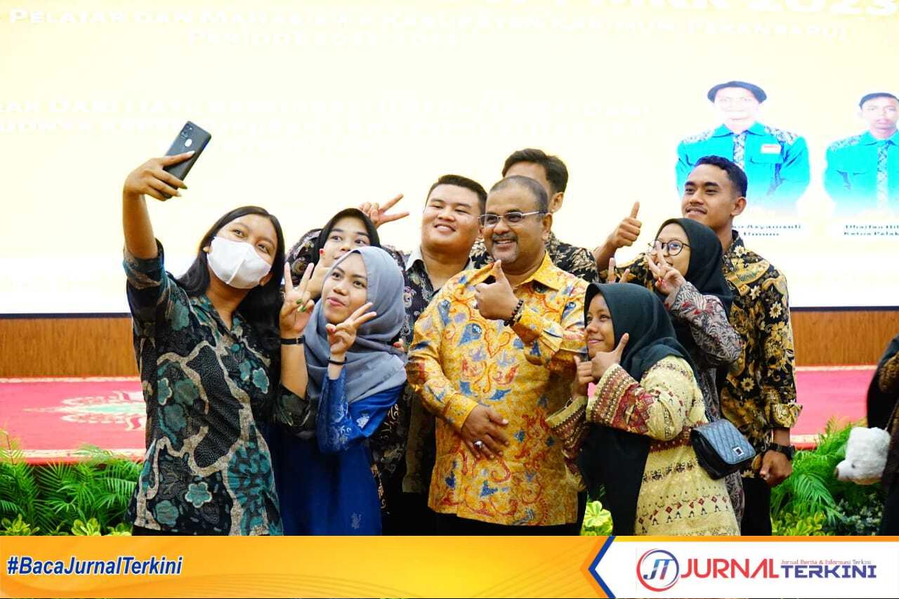 Bupati Karimun Aunur Rafiq berselfie bersama pengurus IPPMKK usai dilantik di Ballroom Menara Dang Merdu BRKsyariah, Pekanbaru, Riau, Jumat (3/3/2023). (Foto: istimewa)