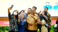 Bupati Karimun Aunur Rafiq berselfie bersama pengurus IPPMKK usai dilantik di Ballroom Menara Dang Merdu BRKsyariah, Pekanbaru, Riau, Jumat (3/3/2023). (Foto: istimewa)
