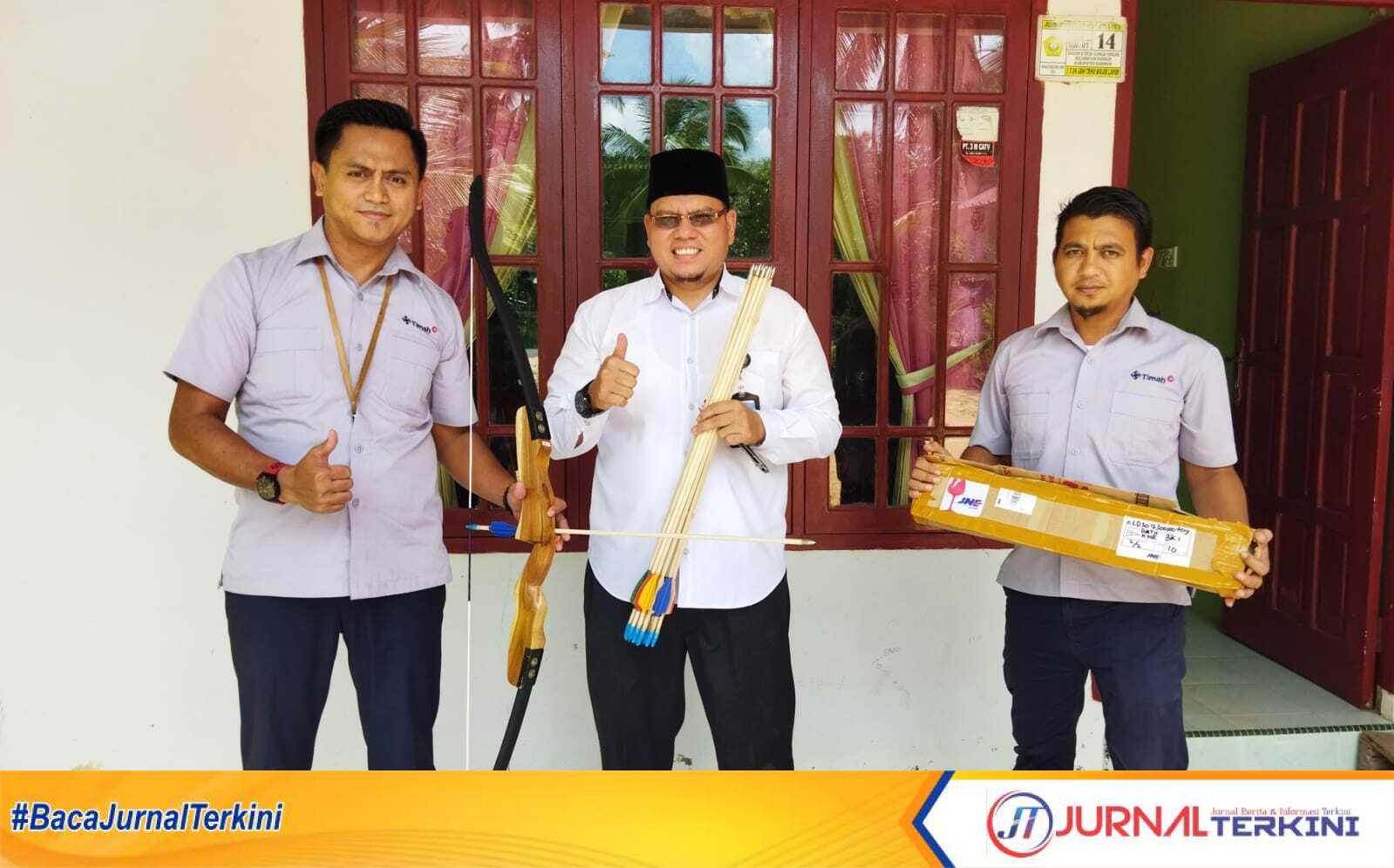 Manajemen PT Timah menyalurkan bantuan untuk Ponpes Tahfidzul Quran An Nur, Sungai Ungar, Kecamatan Kundur, Selasa (7/3/2023). (Dok PT Timah)