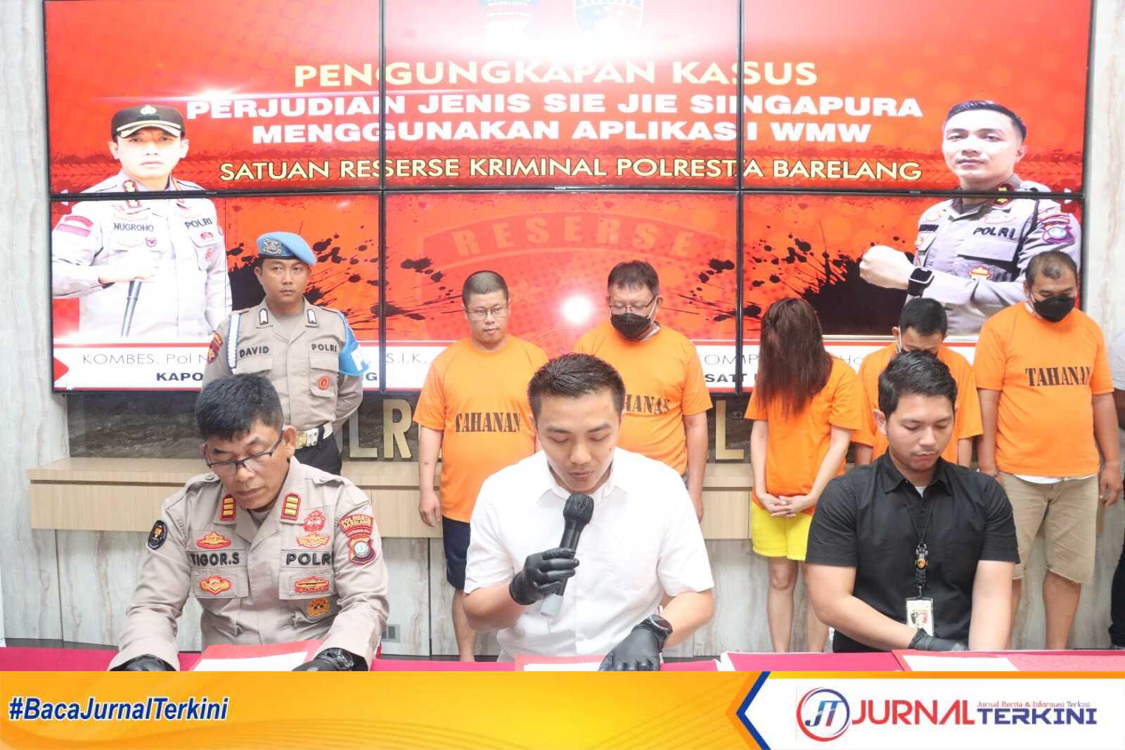 Kasat Reskrim Polresta Barelang Kompol Budi Hartono (tengah) memberikan keterangan pers terkait pengungkapan kasus judi sie jie di Mapolresta Barelang, Batam, Selasa (8/3/2023). (Foto: istimewa)