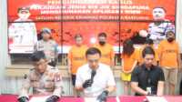 IMG-20230308-WA0011 Kasat Reskrim Polresta Barelang Kompol Budi Hartono (tengah) memberikan keterangan pers terkait pengungkapan kasus judi sie jie di Mapolresta Barelang, Batam, Selasa (8/3/2023). (Foto: istimewa)
