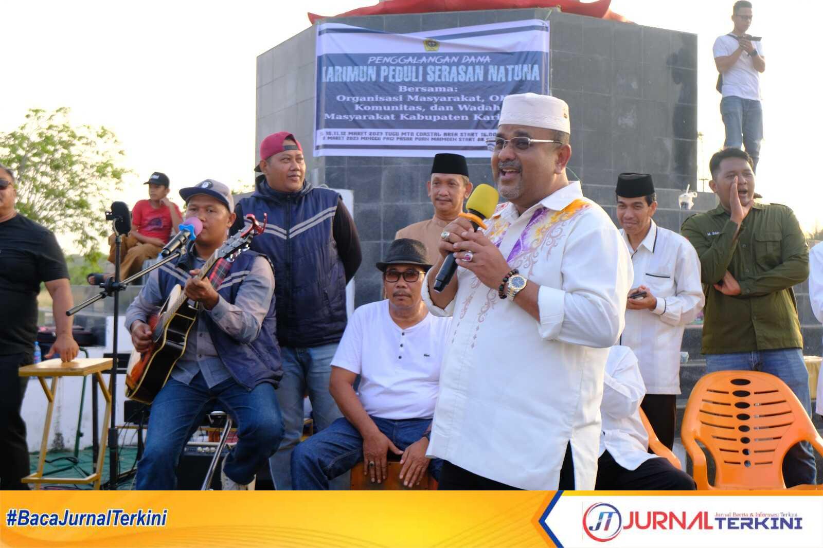 IMG-20230312-WA0036 Bupati Karimun Aunur Rafiq bersama Ketua DPRD Karimun M Yusuf Sirat, Sabtu (11/3/2023) di Tugu MTQ, Coastal Area Karimun, bernyanyi dalam kegiatan galang dana untuk korban longsor di Kecamatan Serasan Natuna. (JurnalTerkini.id/yogi)