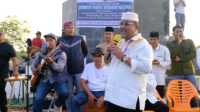 Bupati Karimun Aunur Rafiq bersama Ketua DPRD Karimun M Yusuf Sirat, Sabtu (11/3/2023) di Tugu MTQ, Coastal Area Karimun, bernyanyi dalam kegiatan galang dana untuk korban longsor di Kecamatan Serasan Natuna. (JurnalTerkini.id/yogi)