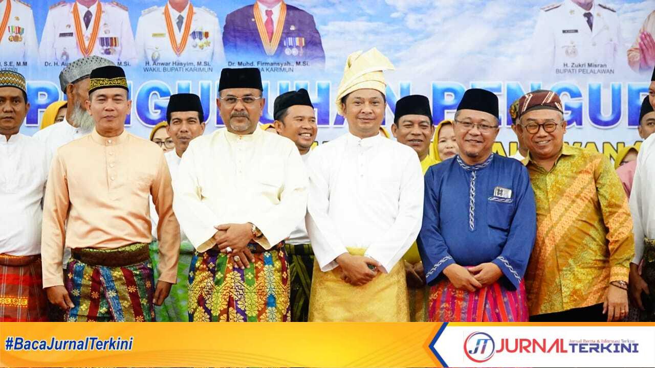 Bupati Karimun Aunur Rafiq (3 kiri) dan Sekda M Firmansyah berfoto bersama pengurus KKP yang dilantik di Gedung Nasional, Tanjung Balai Karimun, Minggu (12/3/2023). (JurnalTerkini.id/yogi)