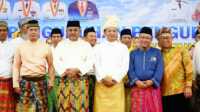 IMG-20230312-WA0045 Bupati Karimun Aunur Rafiq (3 kiri) dan Sekda M Firmansyah berfoto bersama pengurus KKP yang dilantik di Gedung Nasional, Tanjung Balai Karimun, Minggu (12/3/2023). (JurnalTerkini.id/yogi)
