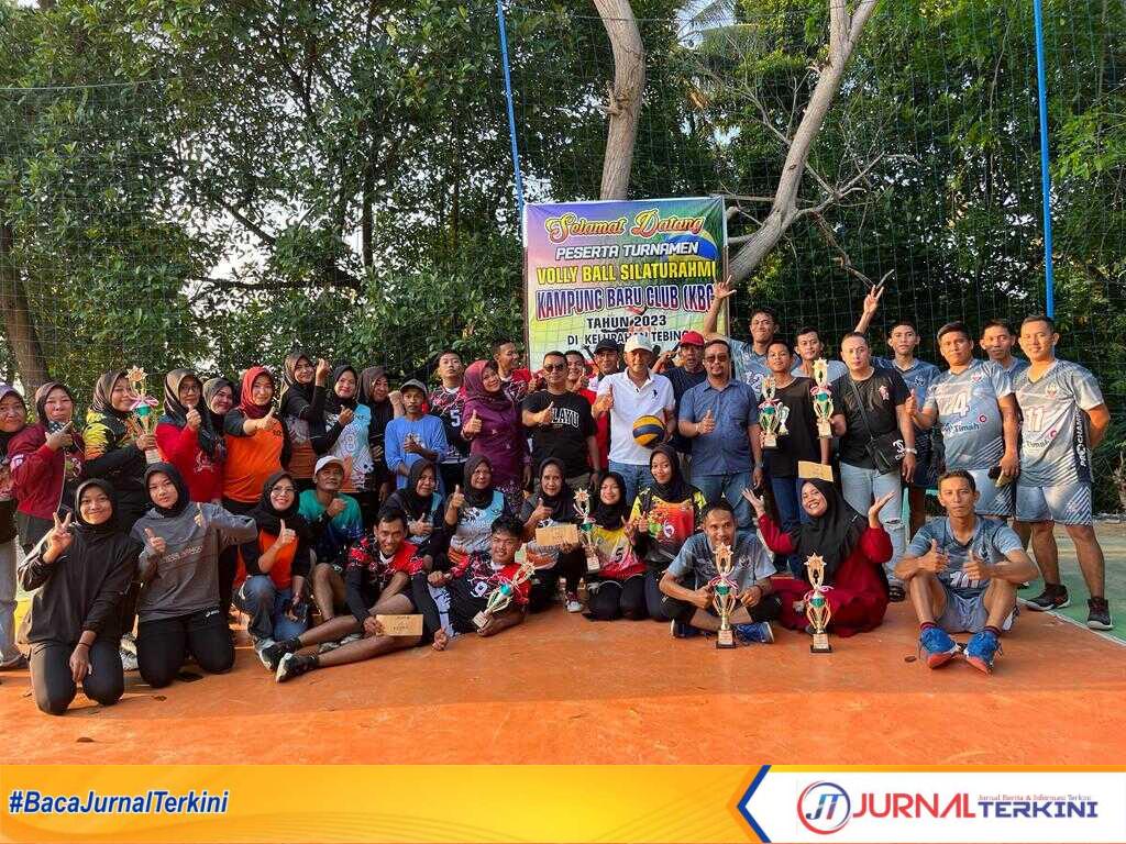 Para pemenang turnamen volly Silaturahmi Kampung Baru Club 2023 berfoto usai penyerahan hadiah, Senin (13/3/2023). (JurnalTerkini.id/yogi)