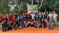 Para pemenang turnamen volly Silaturahmi Kampung Baru Club 2023 berfoto usai penyerahan hadiah, Senin (13/3/2023). (JurnalTerkini.id/yogi)
