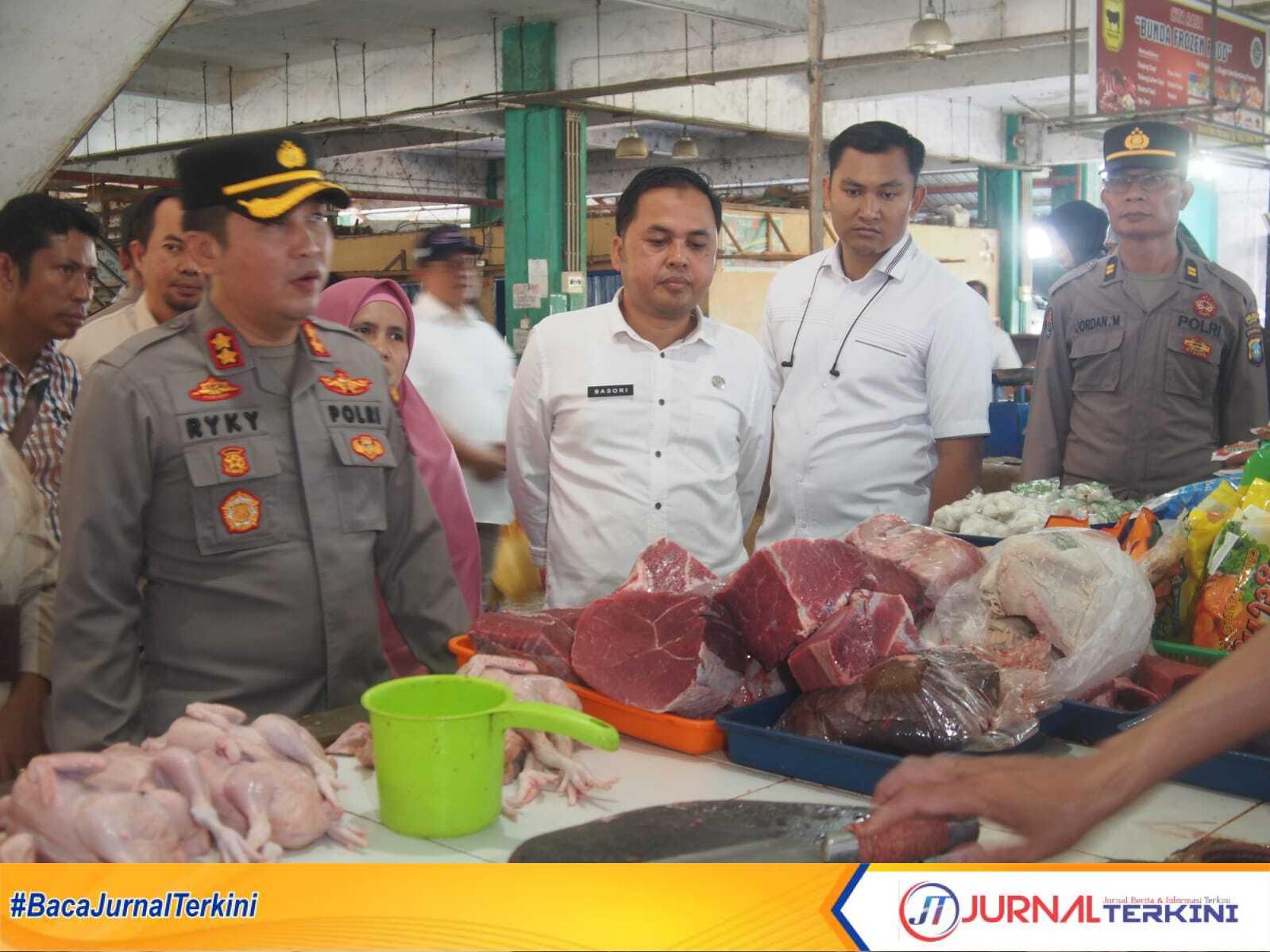 Kapolres Karimun AKBP Ryky W Muharram dan Kadisperindagkop UKM dan ESDM Karimun Basori meninjau persediaan sembako di Pasar Puan Maimun, Rabu (15/3/2023). (Foto: istimewa)