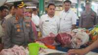 IMG-20230315-WA0065 Kapolres Karimun AKBP Ryky W Muharram dan Kadisperindagkop UKM dan ESDM Karimun Basori meninjau persediaan sembako di Pasar Puan Maimun, Rabu (15/3/2023). (Foto: istimewa)