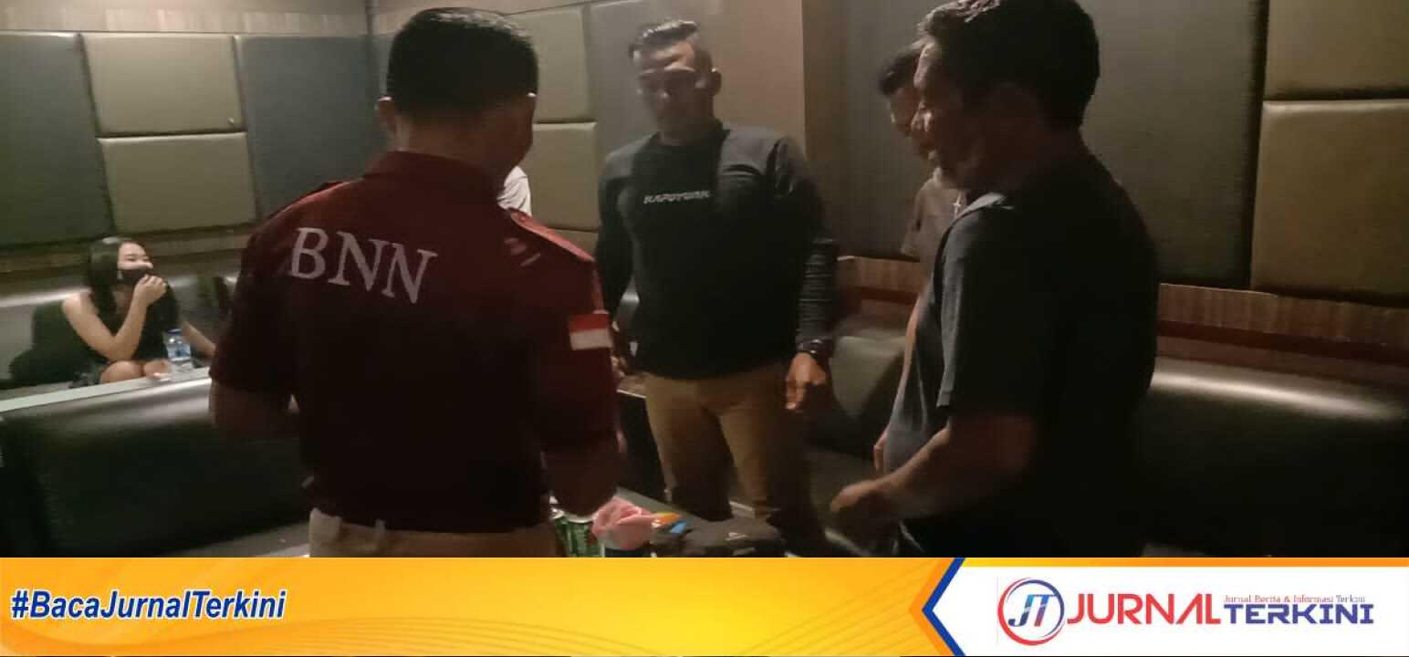 IMG-20230316-WA0028 Petugas BNN Karimun bersama aparat kepolisian tes urine di tempat kepada para pengunjung salah satu tempat hiburan malam di Tanjung Balai Karimun, Rabu (15/3/2023) malam. (JurnalTerkini.id/Yogi)