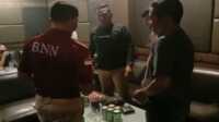 IMG-20230316-WA0028 Petugas BNN Karimun bersama aparat kepolisian tes urine di tempat kepada para pengunjung salah satu tempat hiburan malam di Tanjung Balai Karimun, Rabu (15/3/2023) malam. (JurnalTerkini.id/Yogi)