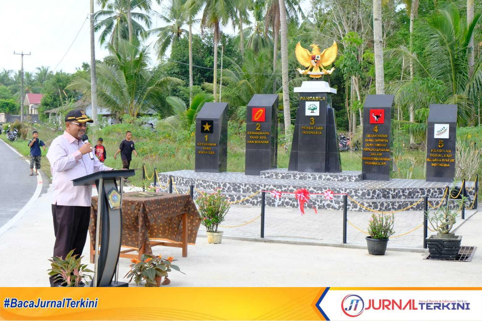 Bupati Karimun Aunur Rafiq meresmikan Tugu Kampung Pancasila di Desa Lubuk Kecamatan Kundur, Kabupaten Karimun, Kepulauan Riau, Minggu (19/03/2023).
