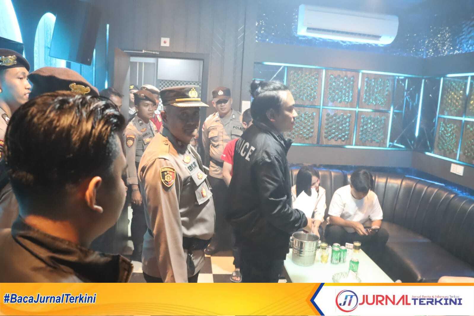 IMG-20230326-WA0029 Aparat keamanan merazia salah satu tempat hiburan di Tanjung Balai Karimun, Sabtu (25/3/2023) malam. (jurnalterkini.id/yogi)