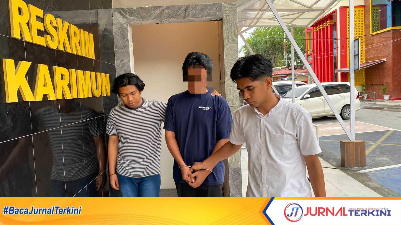 JA, tersangka penjual chip higgs domino digiring penyidik di Mapolres Karimun, Selasa (28/3/2023). (Dok Humas Polres Karimun)