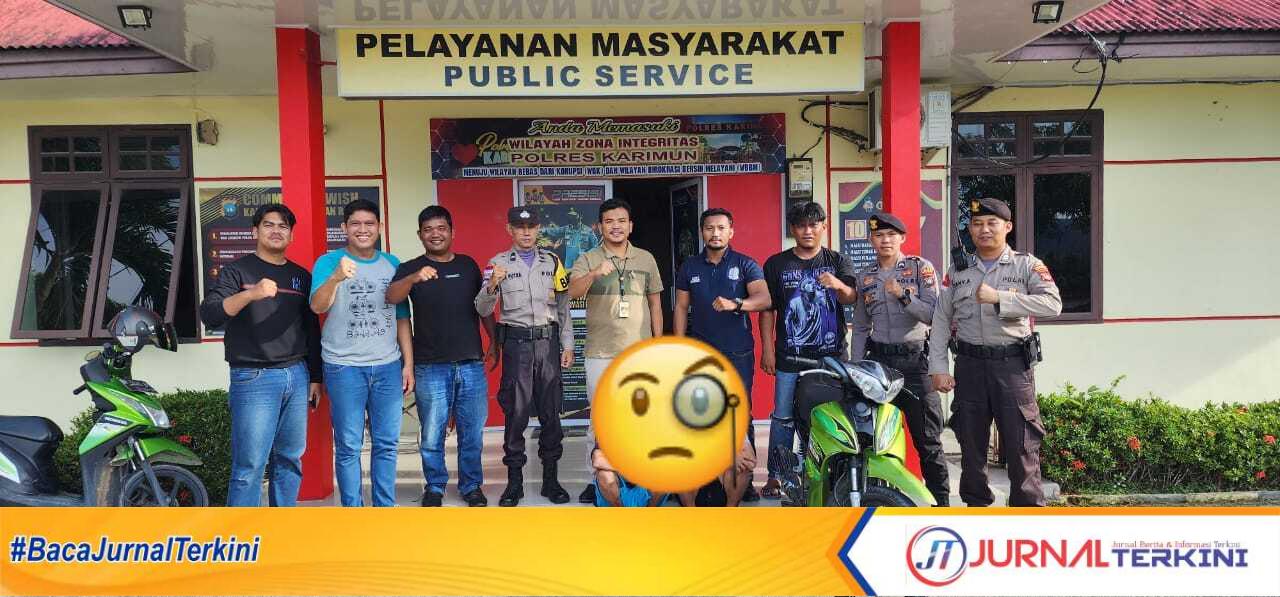 MF dan J, dua tersangka pencuri sepeda motor setelah diamankan di Mapolsek Tebing, Selasa (28/3/2023). (Dok Polsek Tebing)