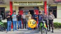 IMG-20230328-WA0010 MF dan J, dua tersangka pencuri sepeda motor setelah diamankan di Mapolsek Tebing, Selasa (28/3/2023). (Dok Polsek Tebing)