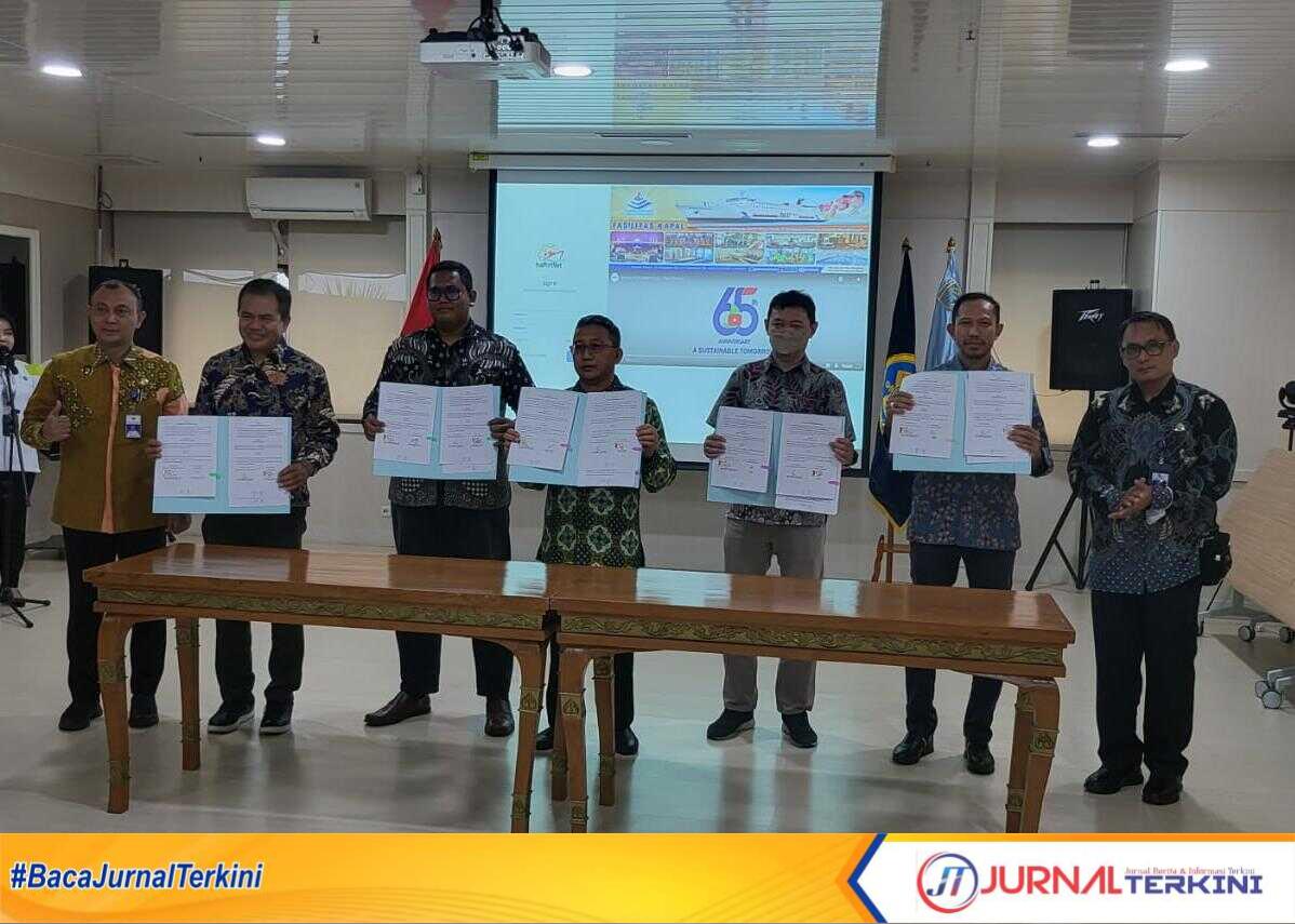 Penandatanganan kerja sama antara Asosiasi Pengusaha Kapal Penumpang Indonesia (APKAPI) dengan Direktorat Jendral (Dirjen) Perhubungan Laut tentang promosi pada aplikasi digital. (foto istimewa)