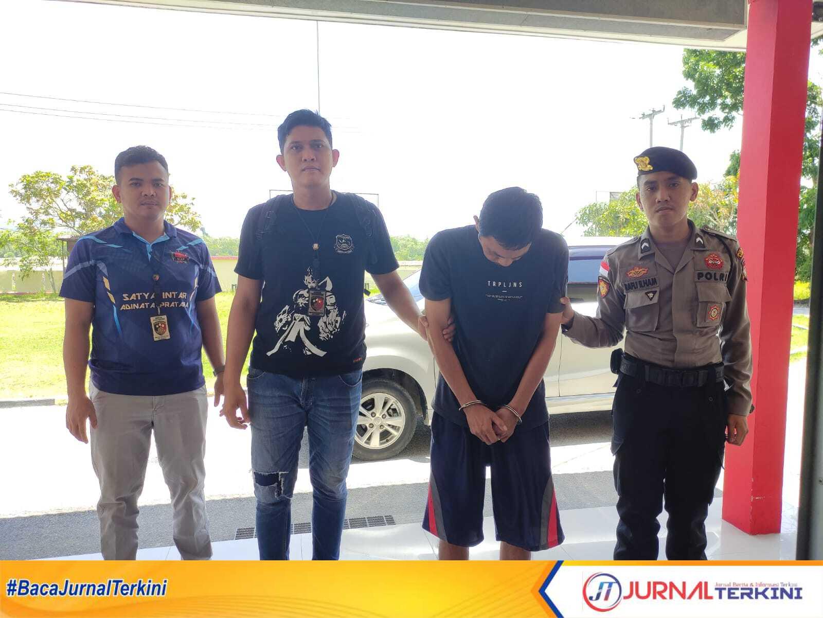 IMG-20230330-WA0015 Tersangka E digiring ke Mapolsek Tebing untuk proses penyidikan, Kamis (30/3/2023). (JurnalTerkini.id/yogi)