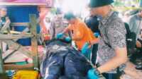 IMG-20230331-WA0046 Polisi mengevakuasi jenazah lansia yang ditemukan meninggal di pintu air Kolong, Sei Lakam,Timur, Jumat (31/3/2023). (JurnalTerkini.id/yogi)