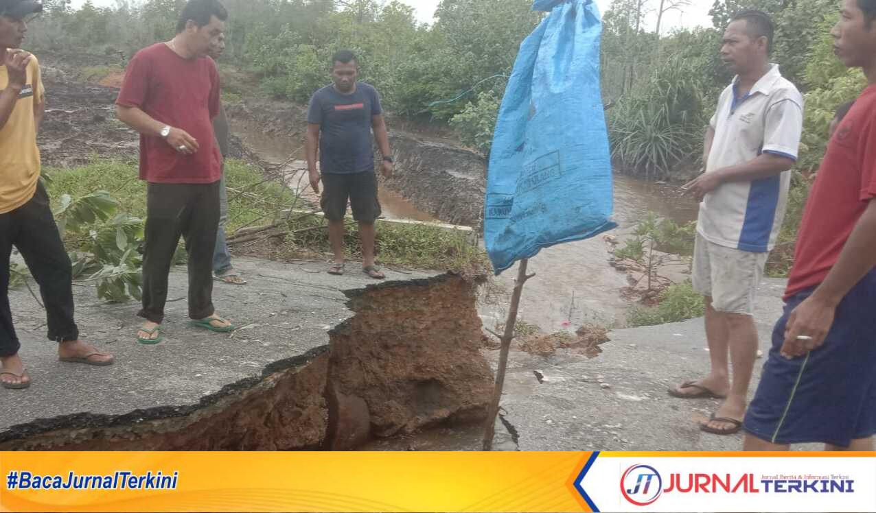 Jalan menuju Pantai Timun, Selat Belia, Kecamatan Kundur Barat, Kabupaten Karimun rusak akibat hujan deras, Jumat (3/3/2023) malam. (Dokumentasi pribadi)