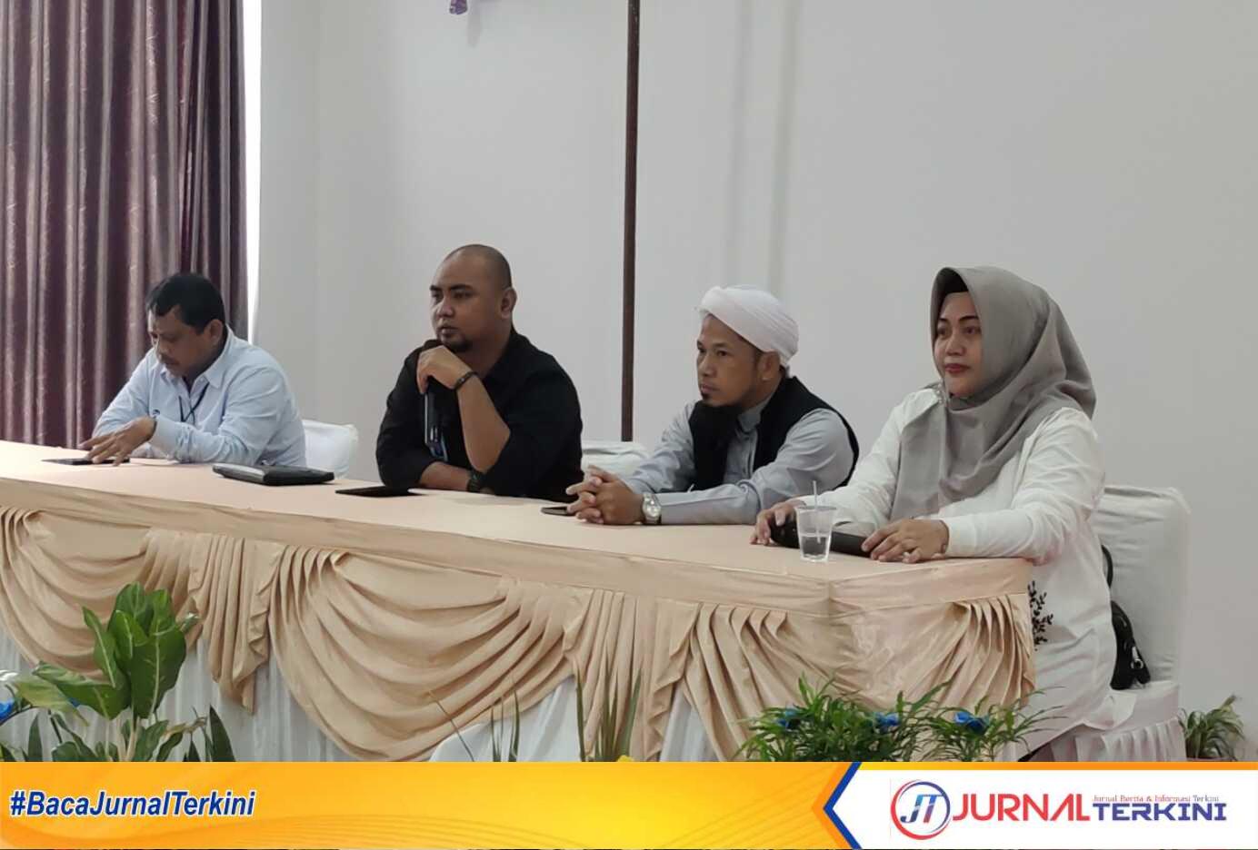 IMG_20230321_210414 Dirut PT Karya Karimun Mandiri (KKM) Yuwono didampingi Direktur Operasional Aprilzal (kiri) dan Direktur Keuangan (kanan) beserta pencerahan (2 kanan) memberikan keterangan pers di sela acara menyambut Ramadhan 1444 H di Hotel Sri Tanjung Gelam, Tanjung Balai Karimun, Selasa (31/3/2023). (JurnalTerkini.id/yogi)