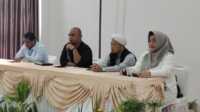 Dirut PT Karya Karimun Mandiri (KKM) Yuwono didampingi Direktur Operasional Aprilzal (kiri) dan Direktur Keuangan (kanan) beserta pencerahan (2 kanan) memberikan keterangan pers di sela acara menyambut Ramadhan 1444 H di Hotel Sri Tanjung Gelam, Tanjung Balai Karimun, Selasa (31/3/2023). (JurnalTerkini.id/yogi)