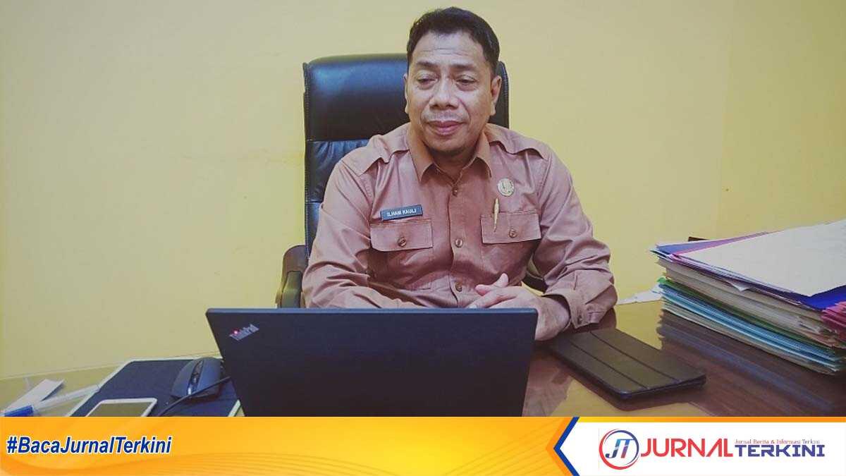 Kepala Disdukcapil Natuna, Ilham Kauli saat dijumpai diruangan kerjanya, Senin (27/3/2023). (foto : J R Ronald)